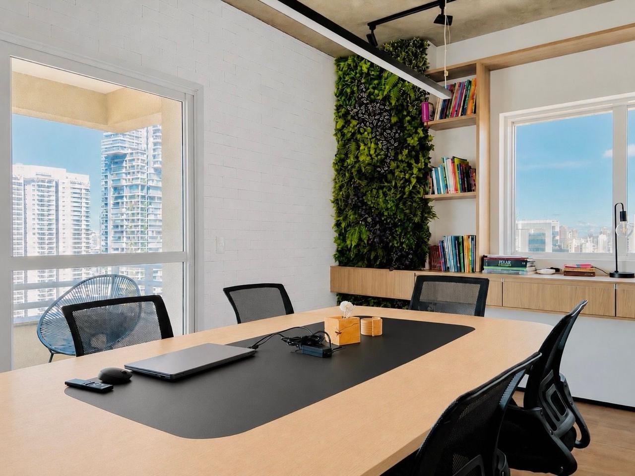 Sala com jardim vertical